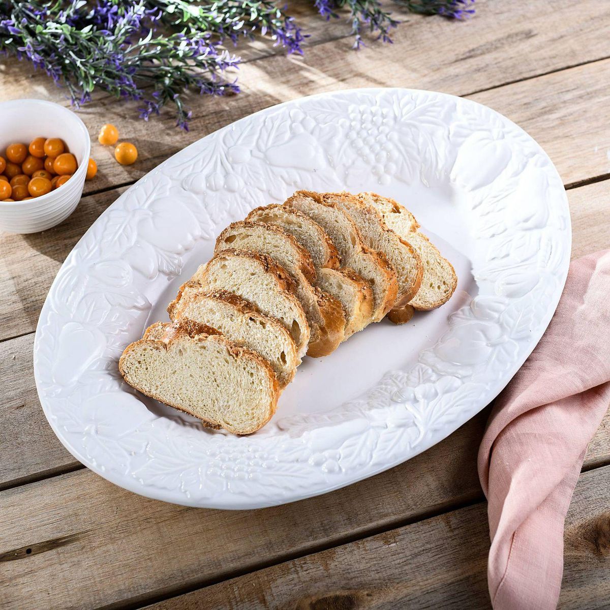 JUST HOME COLLECTION - Plato Ovalado Blanco con Relieve Just Home Collection 48.7 cm