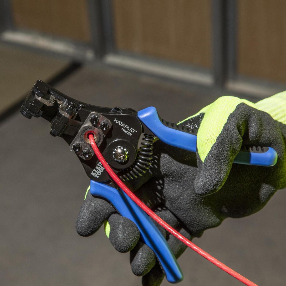 KLEIN TOOLS - Pelacables automático alambre sólido/tren