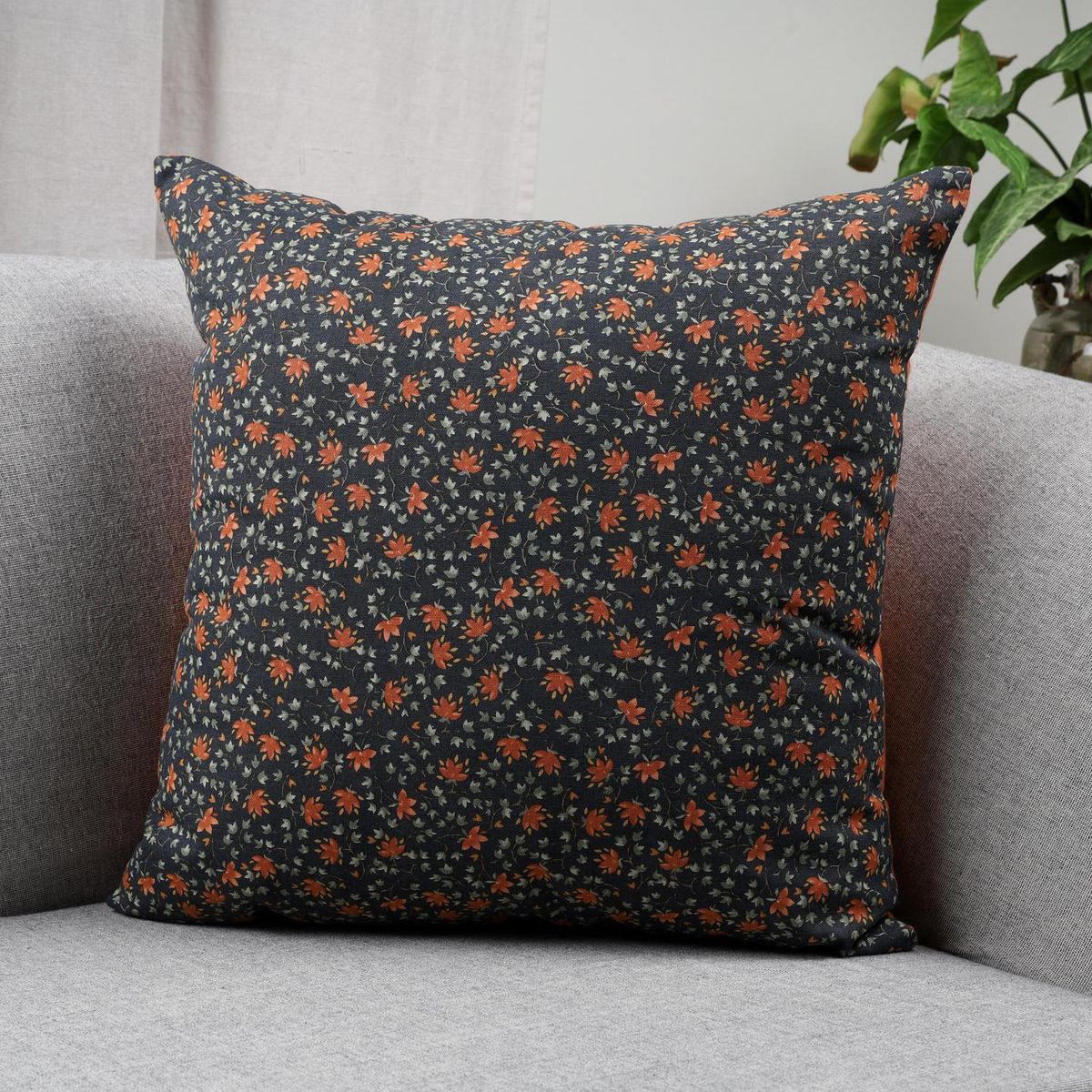 HOMY - Cojín floreado negro 45x45 cm