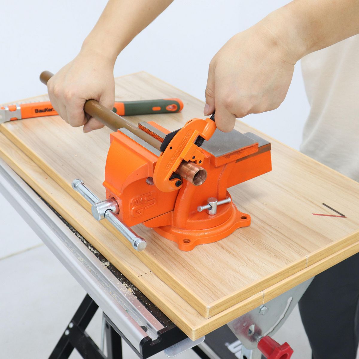 BAUKER - Tornillo de banco 4" acero