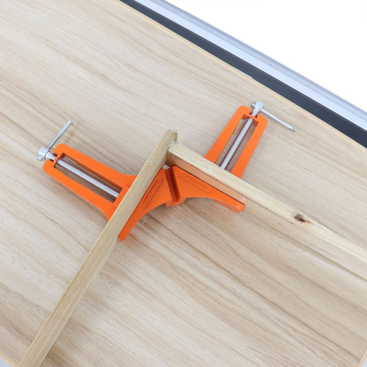 BAUKER - Prensa para esquina 3'' metal