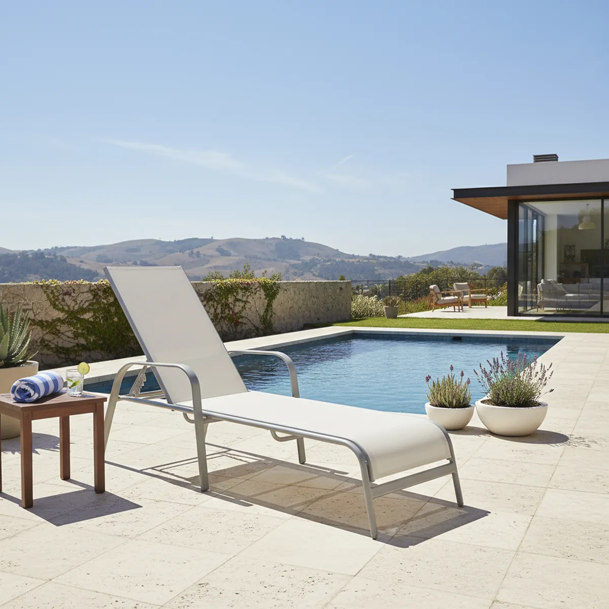 JUST HOME COLLECTION - Reposera Brooklyn Textileno Plata y Blanco