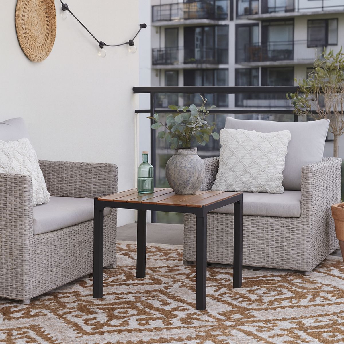 MQ - Mesa de Apoyo Cuadrada Polipropileno 90x74x90 cm Café/ Negro