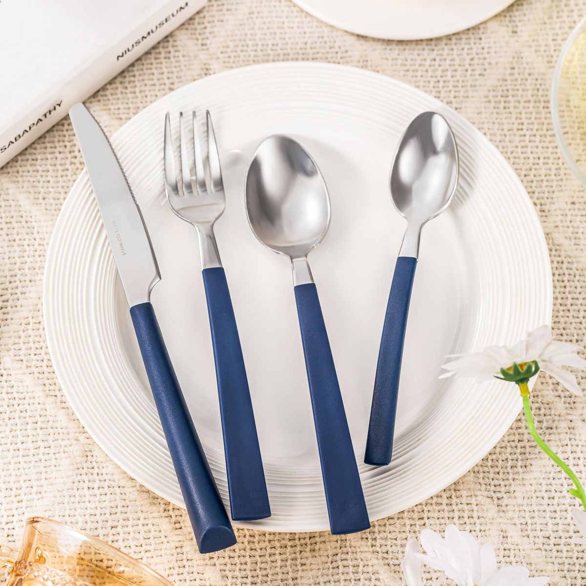 CASA BONITA - Set de Cubiertos 16 Piezas Mango Plástico