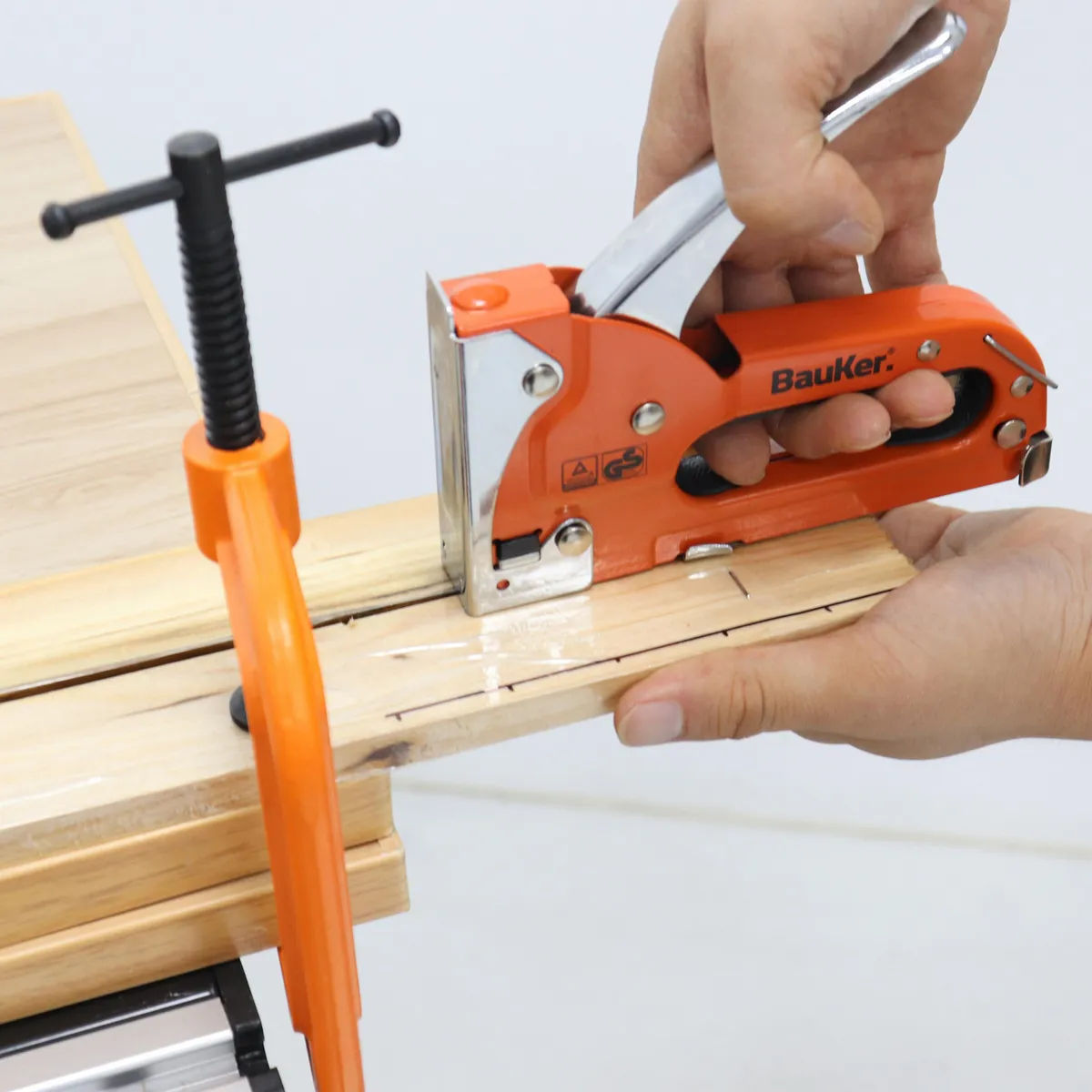 BAUKER - Engrapadora de Trabajo Liviano