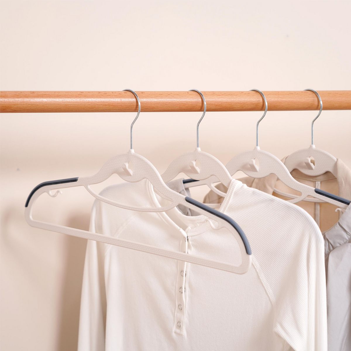 JUST HOME COLLECTION - Set 10 colgadores para ropa blanco/gris