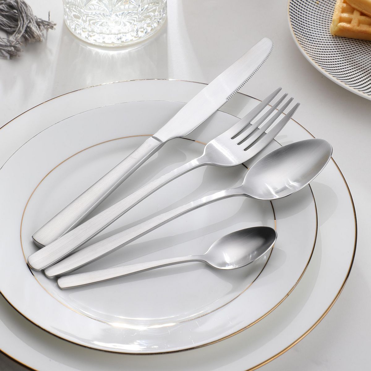 JUST HOME COLLECTION - Juego de Cubiertos 16 Piezas Crofton