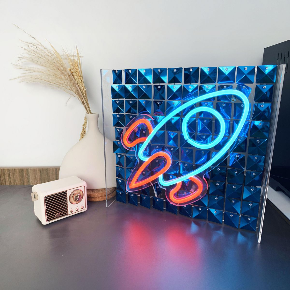 JUST HOME COLLECTION - Lampara mesa Neon Sequin Rocket Azul 30.6x30 cm