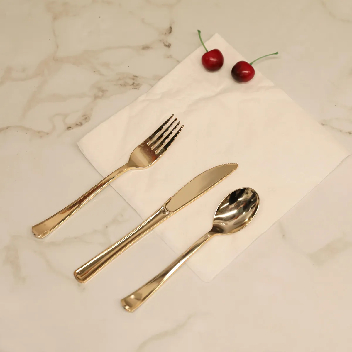 JUST HOME COLLECTION - Set 30 Cubiertos Dorados 10 Cucharas 10 Tenedores 10 Cuchillos y Servilletas