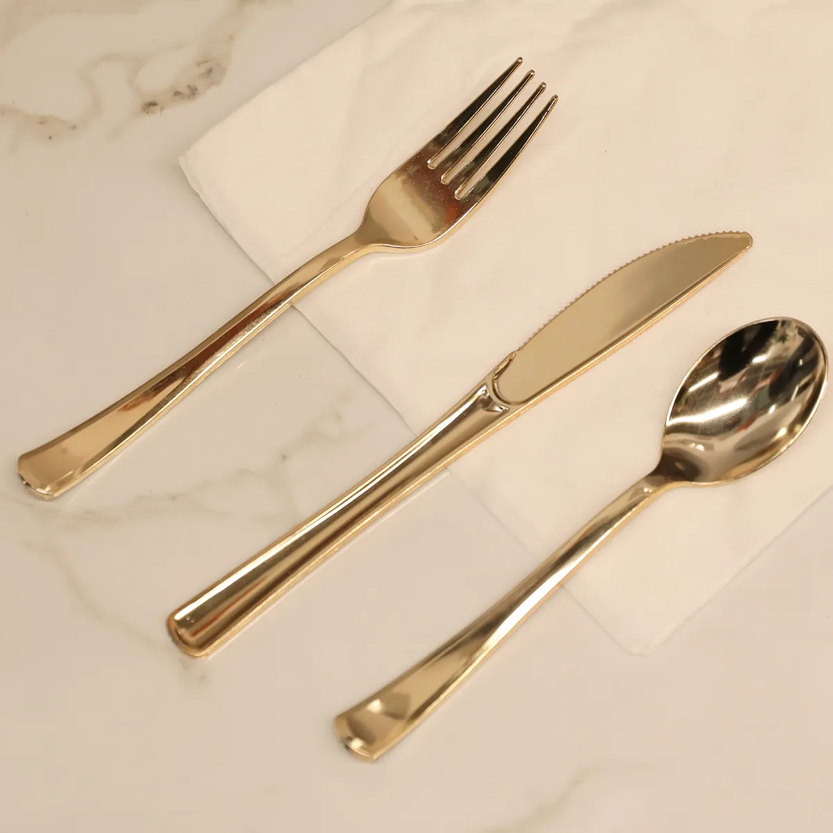 JUST HOME COLLECTION - Set 24 Cubiertos Plasticos Color Champaña 8 cucharas, 8 Tenedores y 8 Cuchillos