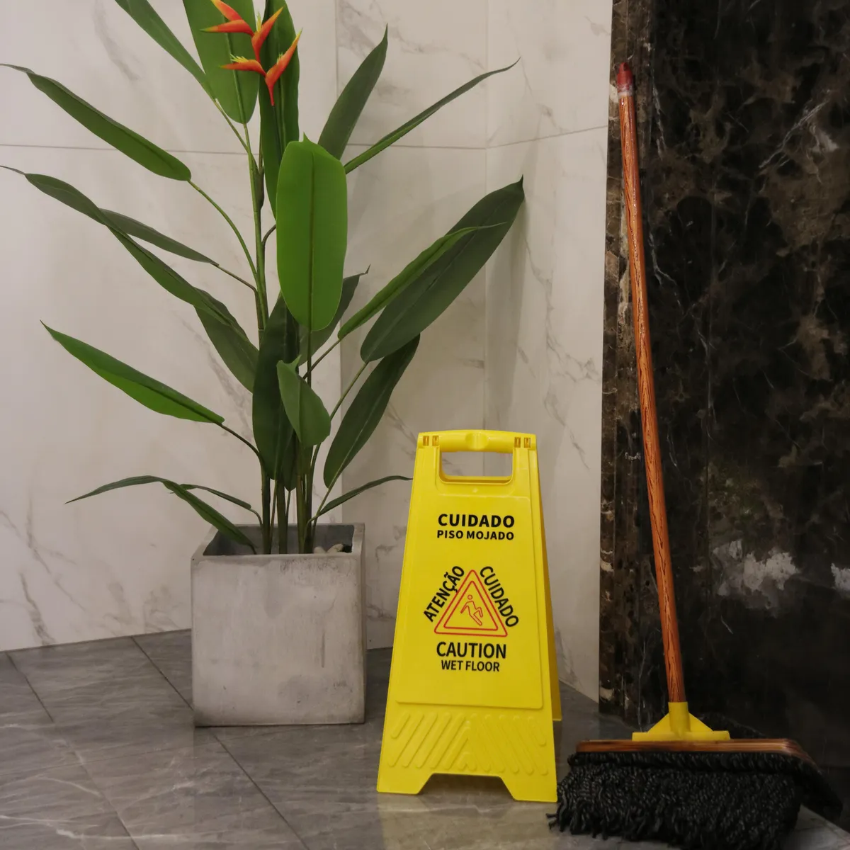 KLEINE WOLKE - Señal prevención piso mojado