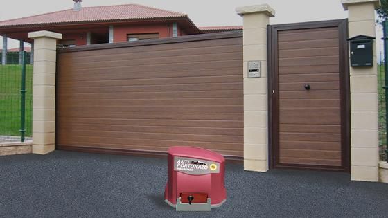 Imagen del motor veloti fuera una casa tradicional con un portón de madera.