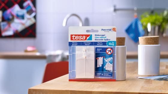 Claclavo adhesivo;clavo adhesivo para azulejos;soportes adhesivos;soportes adhesivos 4 kg;colgar cuadros sin agujeros;colgar cuadros en la pared;colgar cuadros sin dañar la pared;colgar adornos sin taladro;ganchos sin clavos;sin clavos;sistema para colgar cuadros;colgar cuadros sin clavos;cuadros sin clavosvo adhesivo tesa® para azulejos y metal 4 kg, 2 piezas