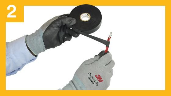 Cubra con cinta de goma autofundente el área del conductor estañado en dos o más capas a medio traslape.