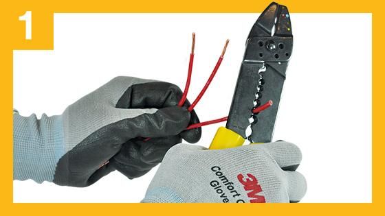 Retire la cubierta o chaqueta de los cables dejando los conductores a la vista. Una los conductores enroscándolos con un alicate o herramienta apropiada. Luego estáñelos con soldadura para conseguir una mejor conexión eléctrica.