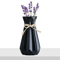 Florero Decorativo Negro Estilo Romano Con Diseño Facetado