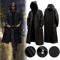 Mantente seco y cómodo en todo momento con esta capa impermeable de diseño moderno y funcional. Elaborada con material ligero, resistente al agua y de secado rápido, ofrece cobertura completa desde la cabeza hasta las rodillas. Su corte unisex se adapta tanto a hombres como a mujeres, ideal para usar en caminatas, ciclismo, actividades al aire libre o trayectos urbanos.