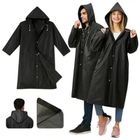 Mantente seco y cómodo en todo momento con esta capa impermeable de diseño moderno y funcional. Elaborada con material ligero, resistente al agua y de secado rápido, ofrece cobertura completa desde la cabeza hasta las rodillas. Su corte unisex se adapta tanto a hombres como a mujeres, ideal para usar en caminatas, ciclismo, actividades al aire libre o trayectos urbanos.