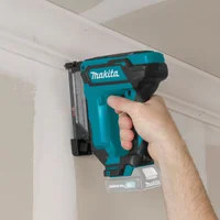 Clavadora 12V Sin Bateria Sin Cargador Makita