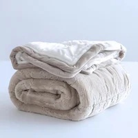 Cobija Lisa Piel De Durazno Con Ovejera Cama King Color Beige