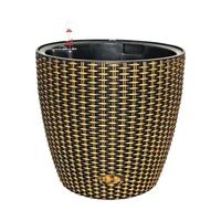 Matera Plástica Rattan Redonda Autorriego Con Ruedas 37x35.5 cm Negra Dorada