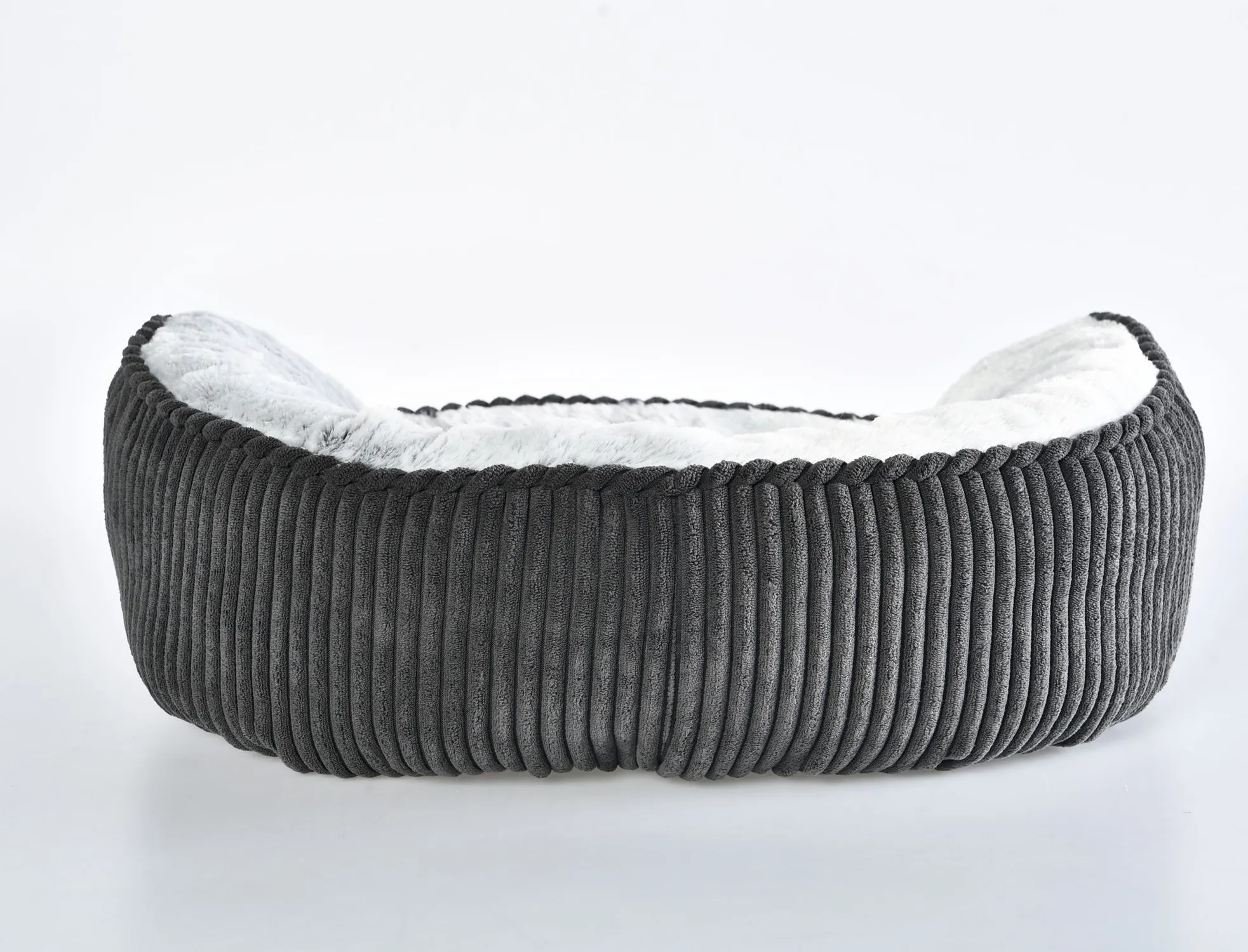 Cama Para Mascotas Redonda 55x45x17cm Negro Y Gris Petizoos 8