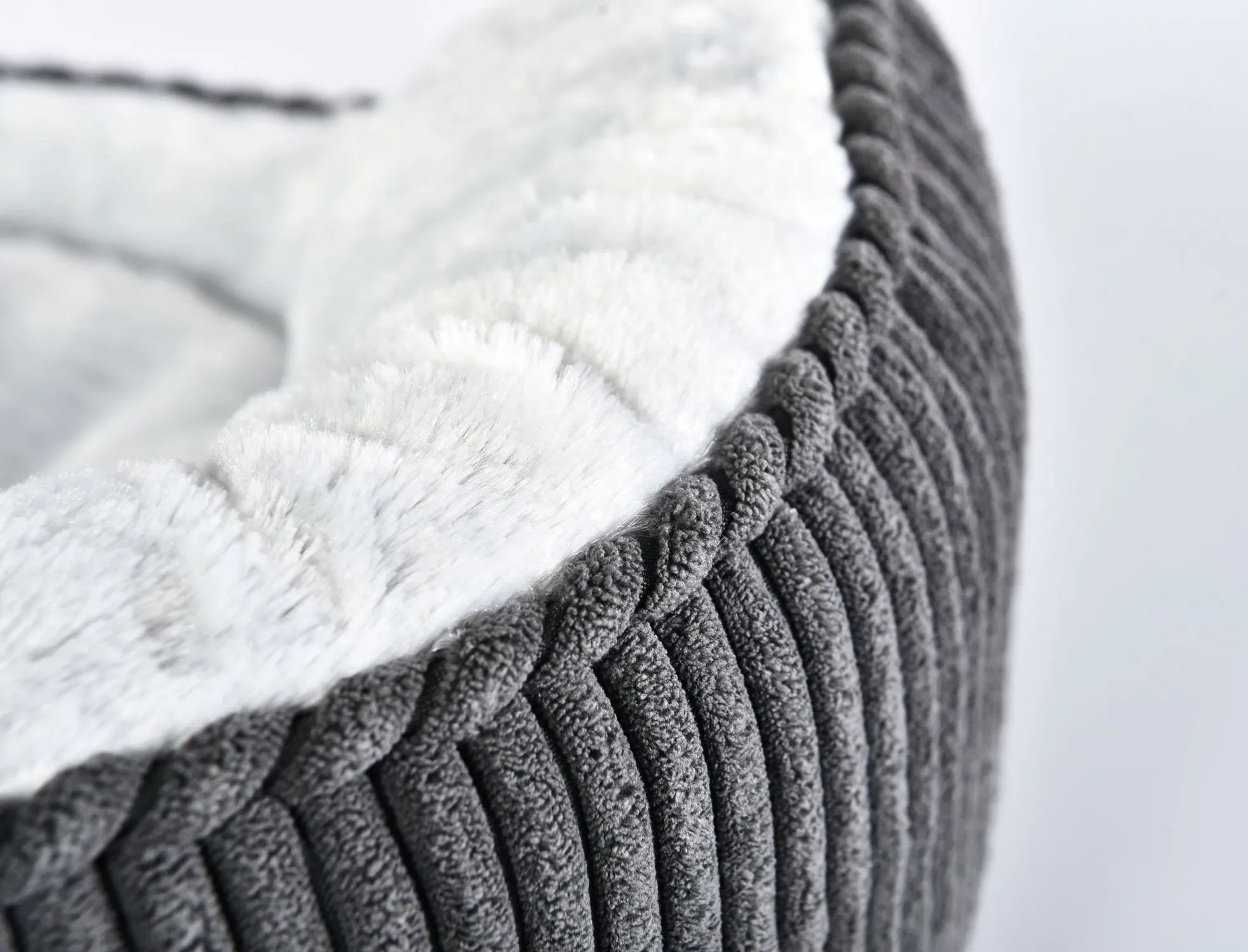 Cama Para Mascotas Redonda 55x45x17cm Negro Y Gris Petizoos 9