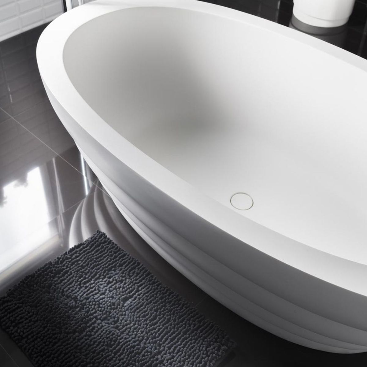 Tapete de baño Memorex negro 43x61 cm, marca Just Home Collection - Foto 2