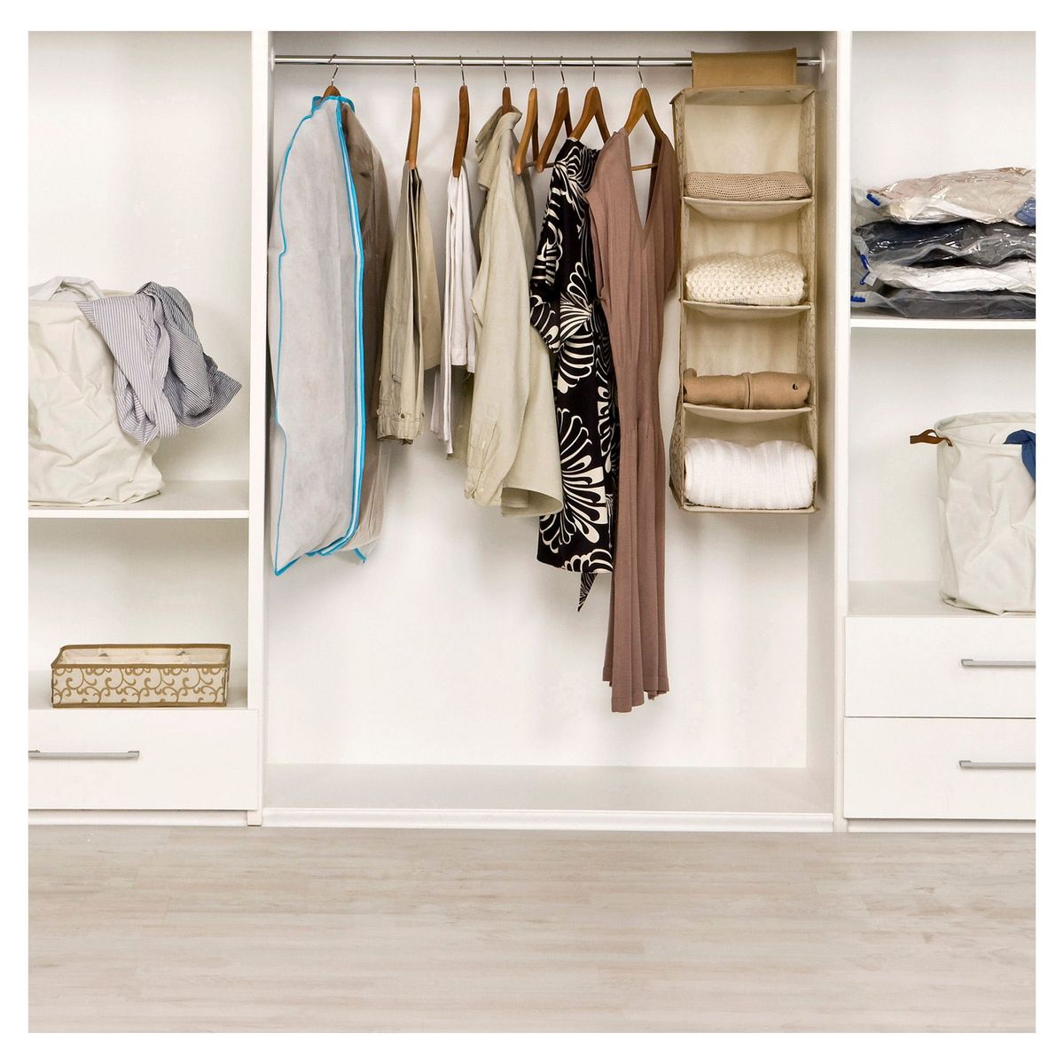 Set de 8 ganchos para ropa de madera, marca Just Home Collection - Foto 2