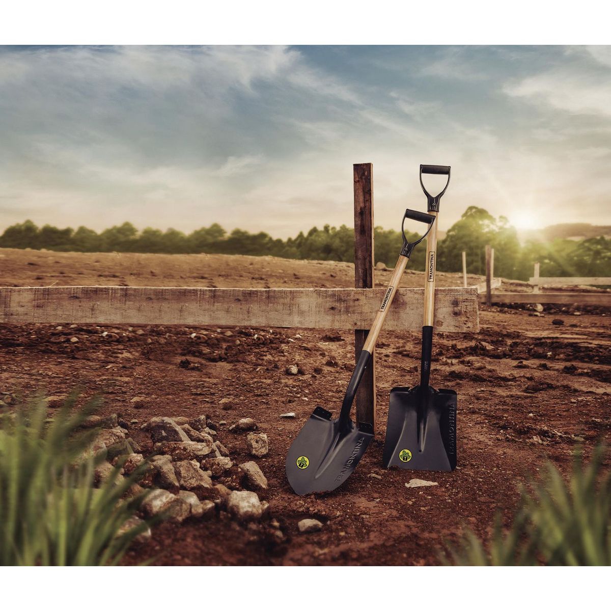 Tramontina - Pala cuadrada americana mango madera 71