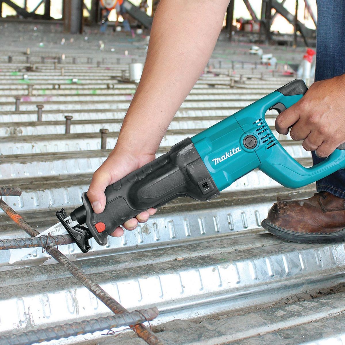 Sierra Sable 1 1/8" 1010 W, marca Makita - Foto 2