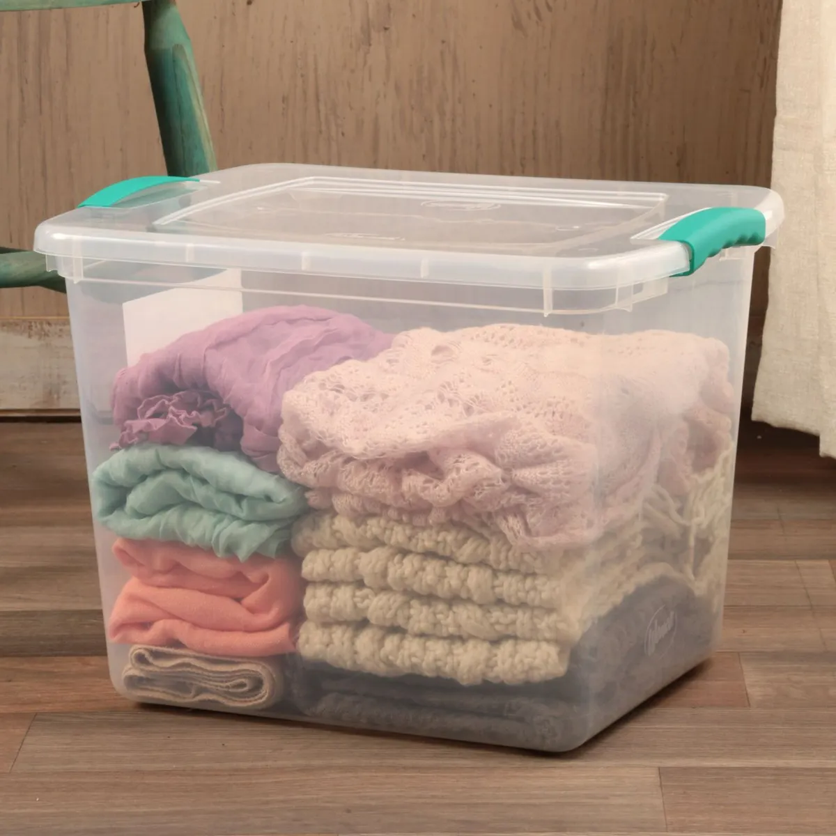 Just Home Collection - Caja organizadora traslucida con clip de seguridad 28 litros