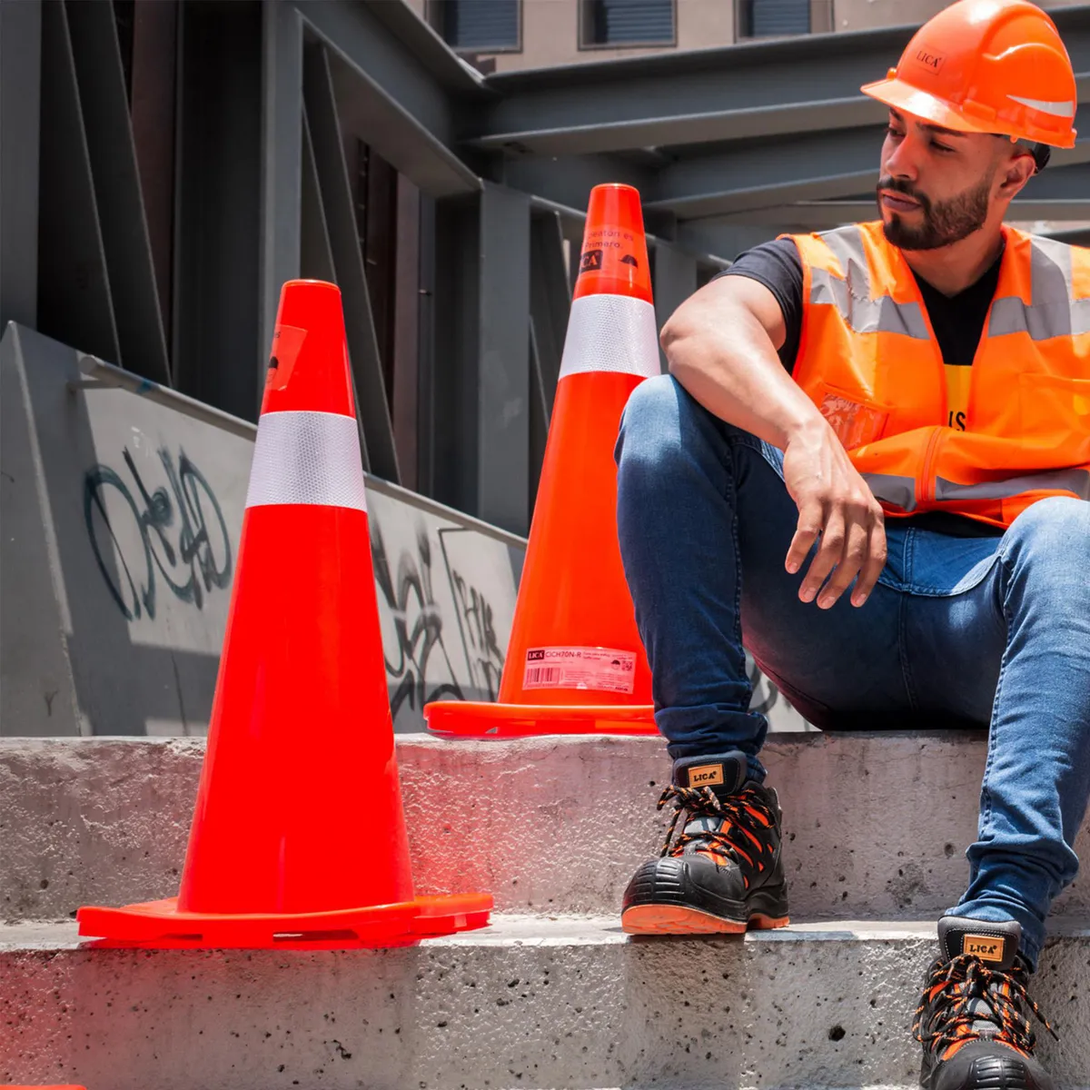 Lica - Cono Fluo de 71 cm c/Reflejante Base Naranja