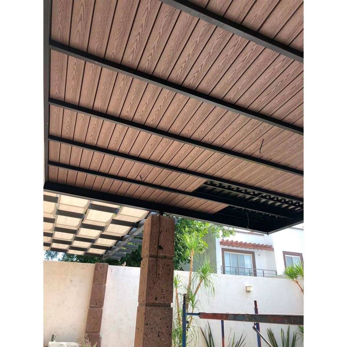 MERIDIAN PRO - Fachada-plafón decorativo WPC veta nuez