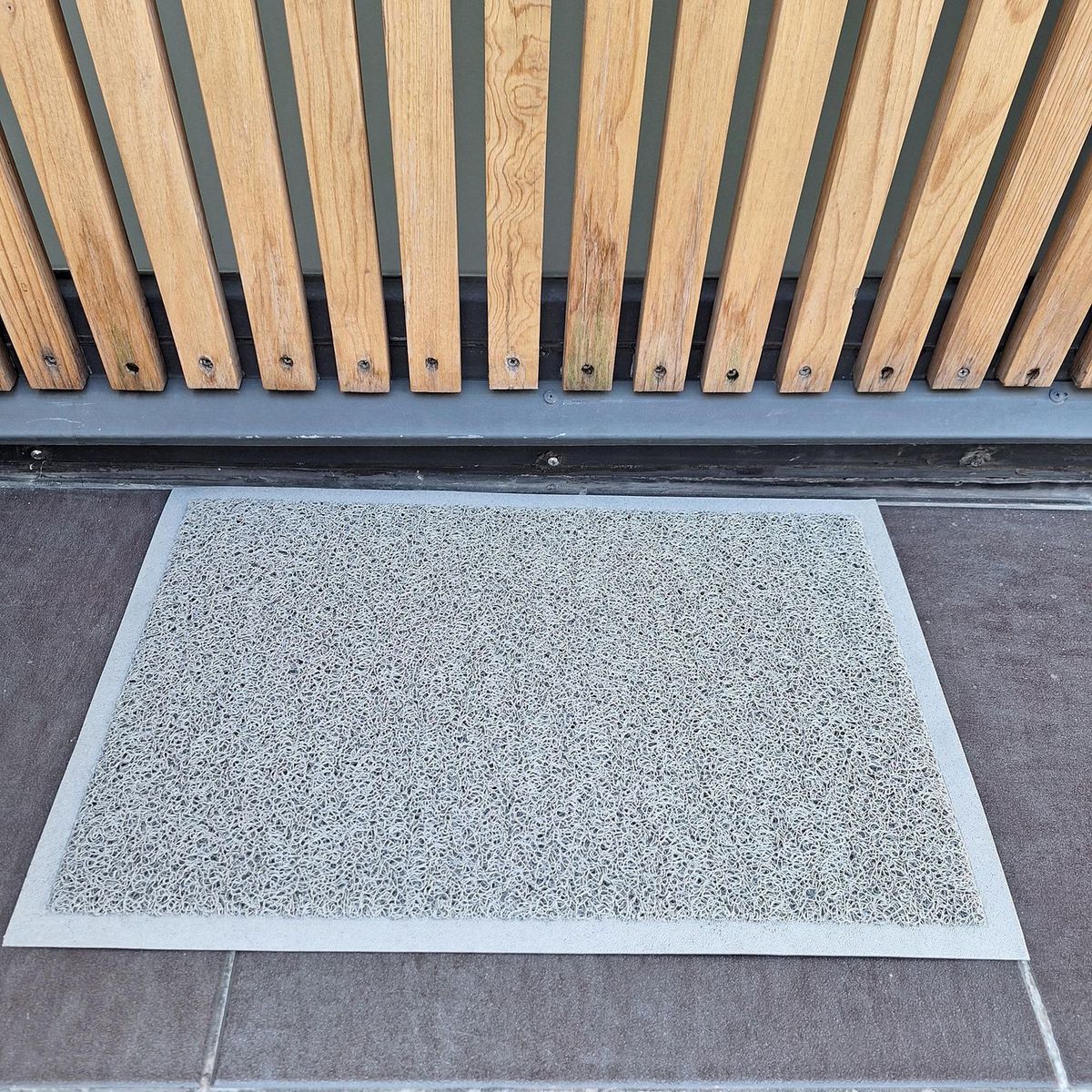 Tapete para entrada Coil de 38 x 58 cm Gris, marca TKR Home - Foto 2