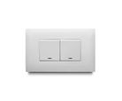 Apagador doble de 15 Amp con luz piloto, armado con placa vive, color blanco
