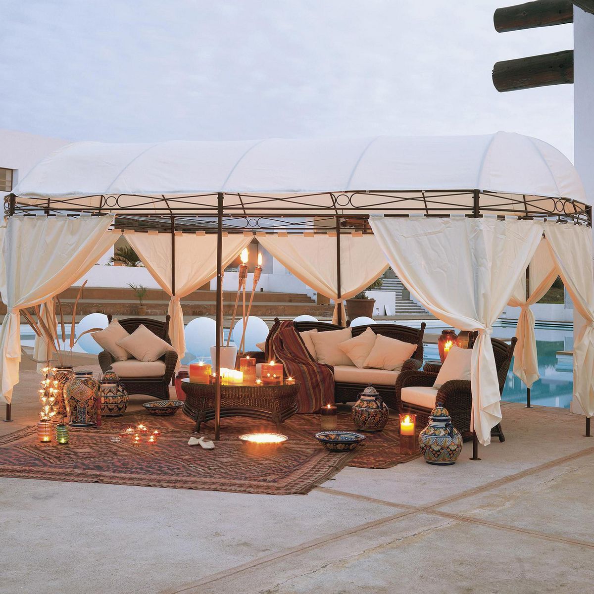 Just Home Collection - Pérgola Ovalada Blanca con Cortina 3 x 6 Metros