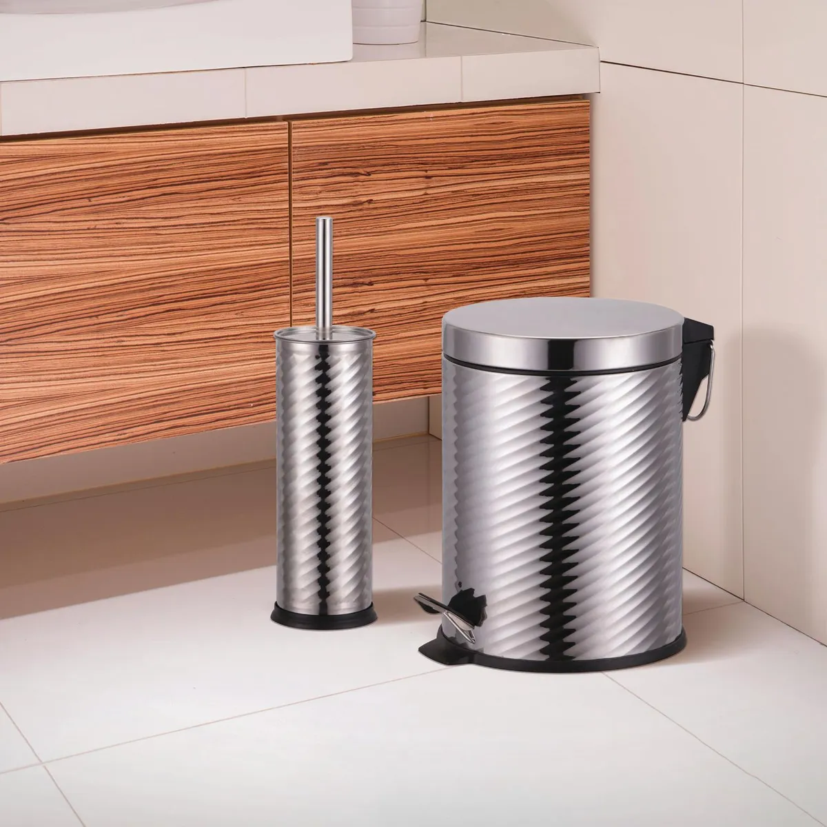 Kit Cepillo para Baño + Bote de Basura Metálico de 5L Plata, marca Just Home Collection - Foto 2
