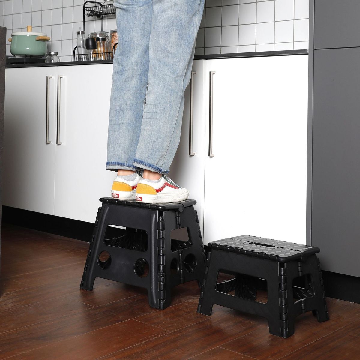 Set de 2 bancos plegables negros, marca Just Home Collection - Foto 2