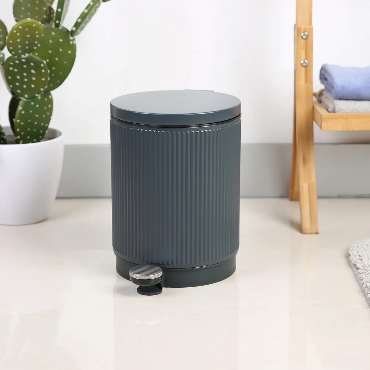 Just Home Collection - Bote de Basura Soft Strip Metálico con Pedal de 5L Gris