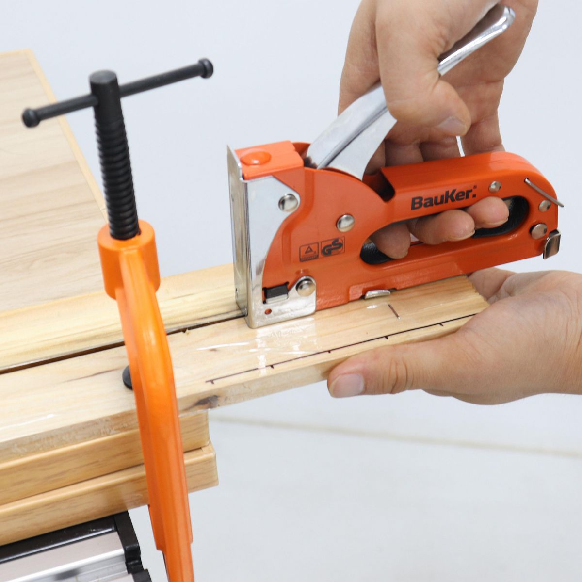  - Engrapadora para Trabajo Liviano Bauker