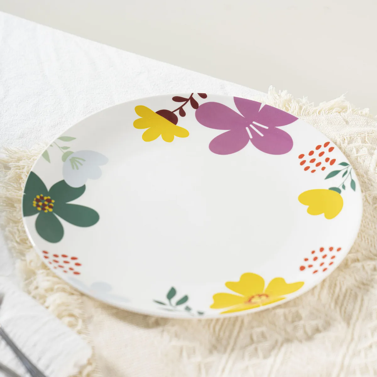Plato 26.5cm flores picnic, marca Just Home Collection - Foto Principal