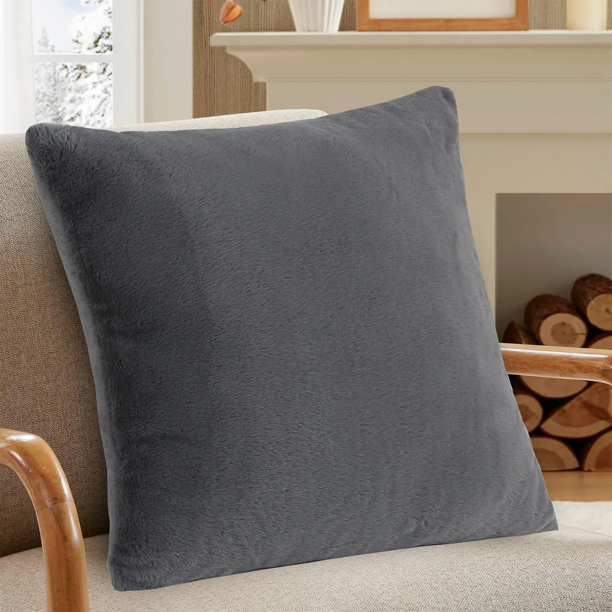 Cojin Urbano Plush 45x45 Gris, marca Just Home Collection - Foto 2