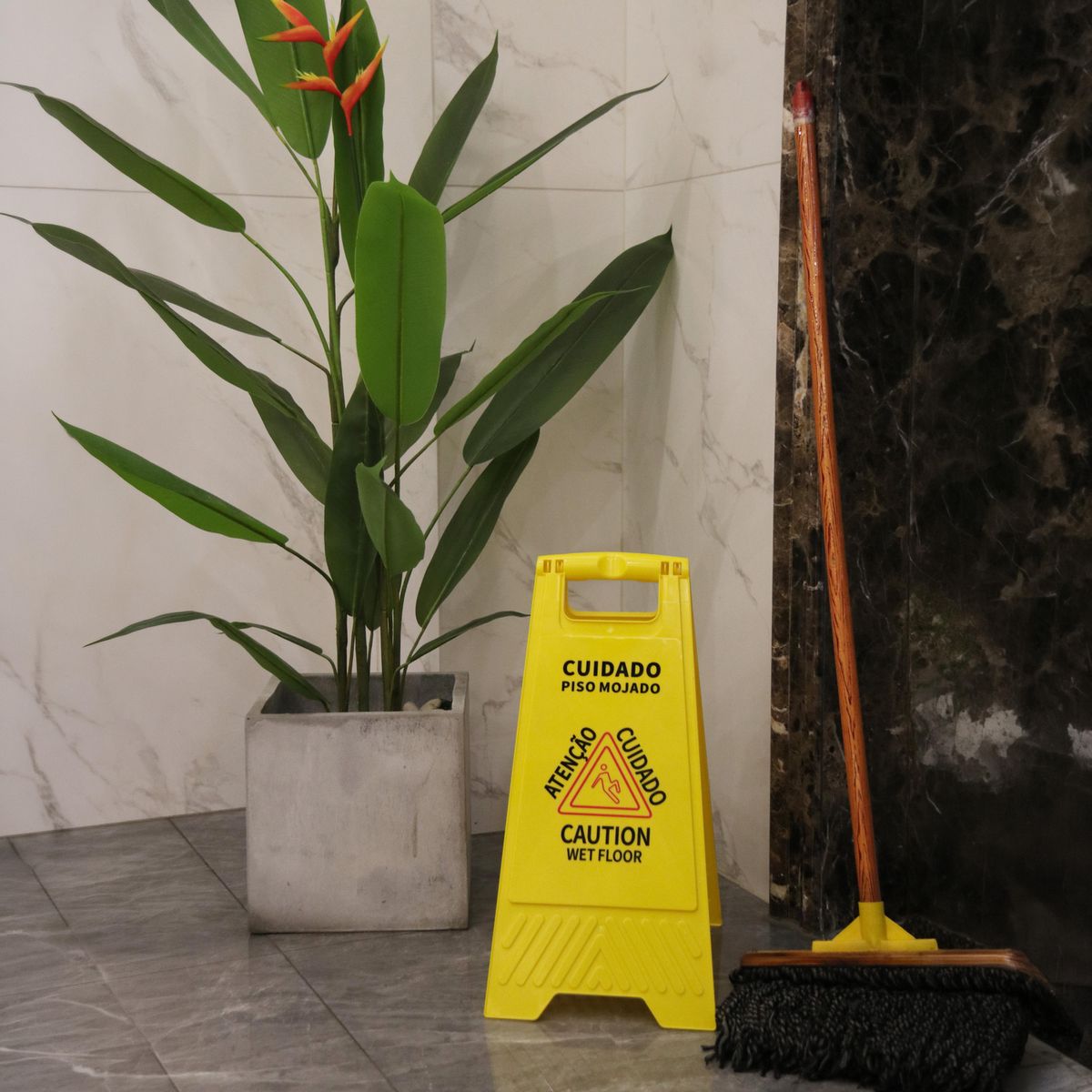 Señal de Prevención Piso Mojado, marca Kleine Wolke - Foto 2