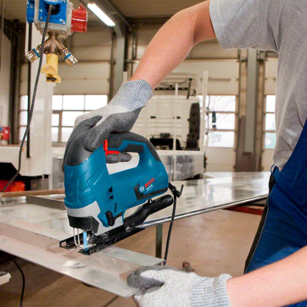 BOSCH - Sierra Caladora Eléctrica Bosch 650W + Maletín Bosch