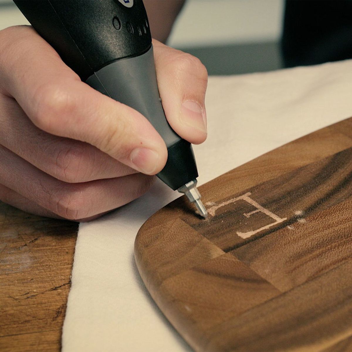 DREMEL - Grabador Eléctrico 35W + Punta de grabado + Plantilla Dremel