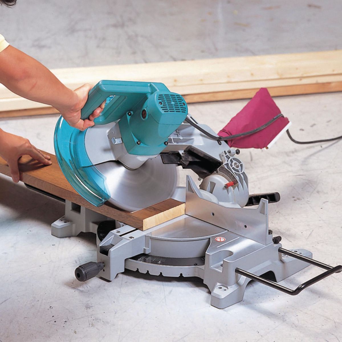 MAKITA - Sierra Ingleteadora Eléctrica Makita 12" 1650W