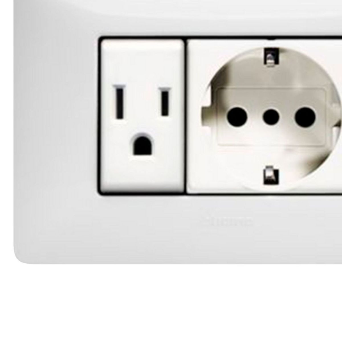 BTICINO - Tomacorriente Schuko + Americano Matix Blanco