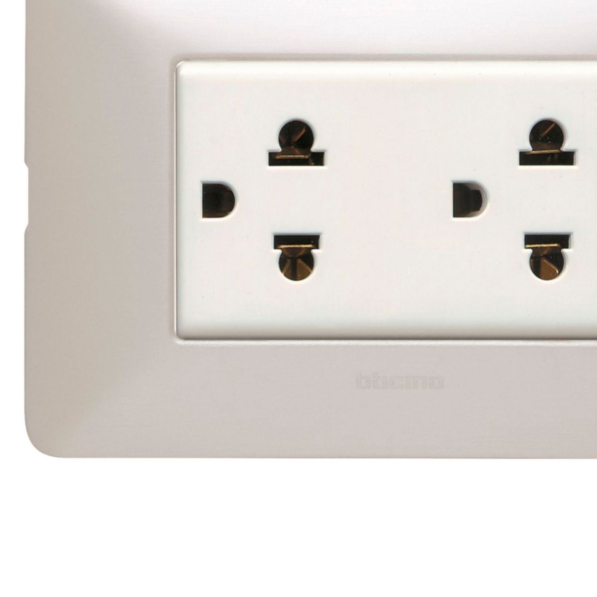 BTICINO - Tomacorriente Doble P/T Matix Gris Aluminio