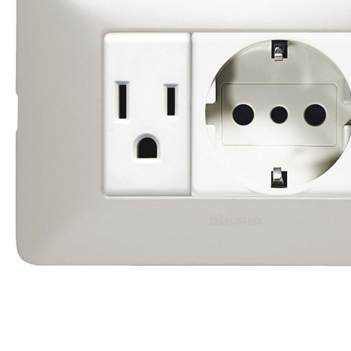 BTICINO - Tomacorriente Schuko + Americano Matix Gris Aluminio